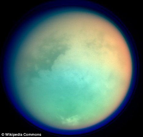Titan, "estranhamente pareceido com a Terra".