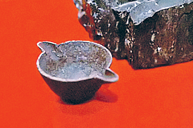 pote de ferro que havia sido impressado em um pedaço de carvão de 312 milhões de anos.