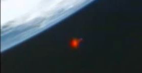 flash vermelho perto da extação espacial