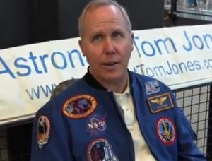 Astronauta Tom Jones