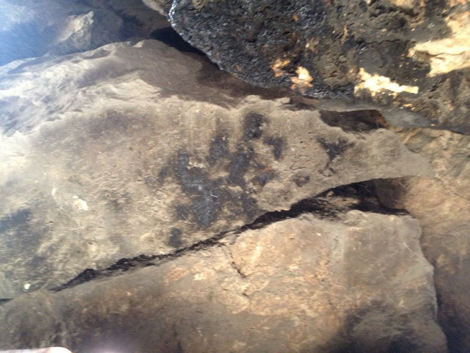 Impressão digital de mão gigantesca encontrada na Caverna Lovelock