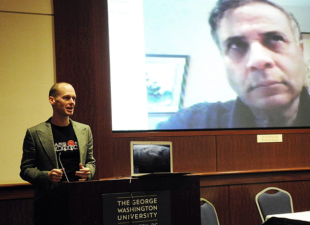 Bas Lansdorp, CEO e cofundador da Mars-one, fala no encontro na Universidade George Washington University, enquanto Robert Zubrin, presidente e fundador da Mars Society é visto via Skype