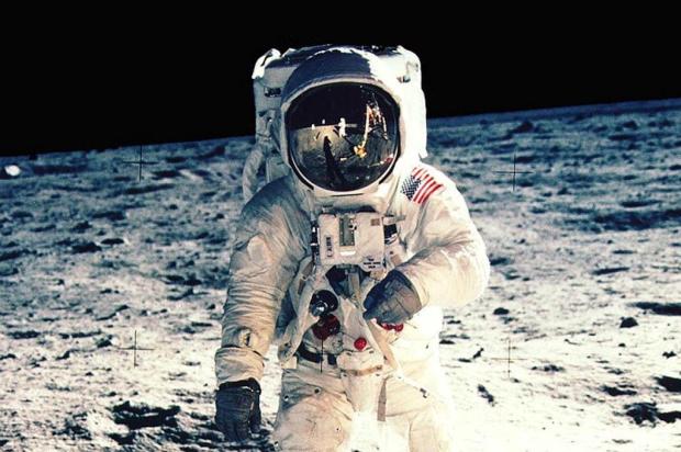 Chefe da agência espacial russa diz que irá conferir se americanos realmente pisaram na Lua