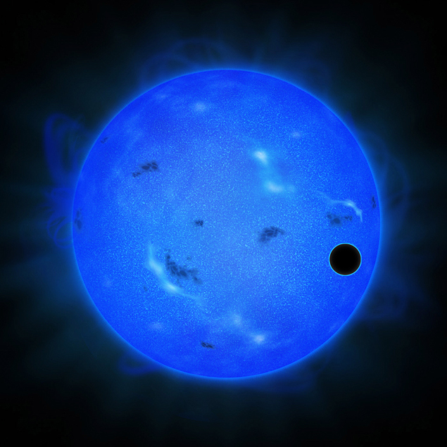 Concepção artística da estrela Gliese 1214, em azul, com o planeta GJ 1214b passando à sua frente, em preto.