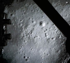 Imagem feita pela sonda chinesa Chang'e 3 mostra a superfície da Lua logo antes do pouso (Foto: AFP)