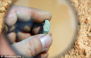 Relógio de dedo que teria sido encontrado na durante uma escavação arqueológica na China.