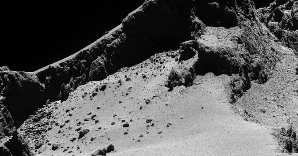 23jan2015---superficie-do-cometa-67pchuryumov-gerasimenko-e-observada-em-novas-imagens-obtidas-pela-sonda-rosetta-da(6)