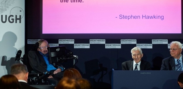 O astrofísico britânico Stephen Hawking anuncia o lançamento de um novo projeto que tentará encontrar vida fora da Terra. (Foto: UOL)