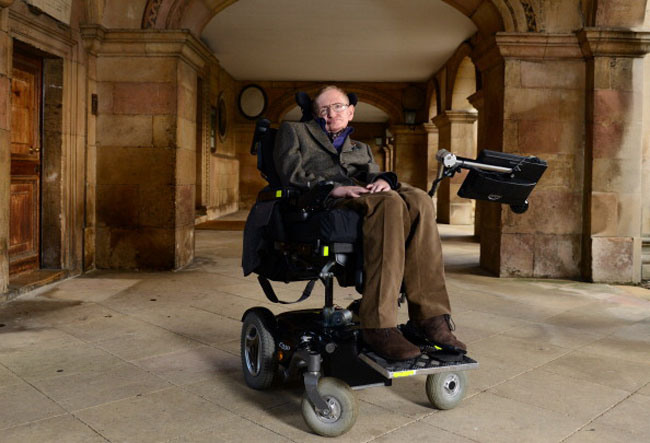 CAMBRIDGE, CAMBRIDGESHIRE - 19 de Setembro de 2013: Professor Stephen Hawking participa do lançamento do filme "Hawking", na noite de abertura do Festival de Filmes de Cambridge Film Festival, ocorrido na Faculdade Emmanuel. (Foto: Karwai Tang/Getty Images)