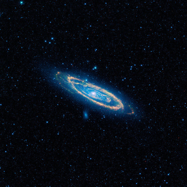 Uma imagem de cor falsa da emissão infravermelha média da Grande Galáxia de Andrômeda, obtida pelo telescópio espacial WISE, da NASA.