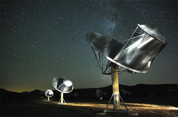 O Allen Telescope Array, do Instituto SETI, no norte da Califórnia, procura por sinais que poderiam ter sido gerados por vida alienígena inteligente. Crédito: Instituto SETI 