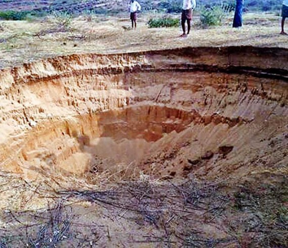 Cratera grande que surgiu em Kapada, Índia