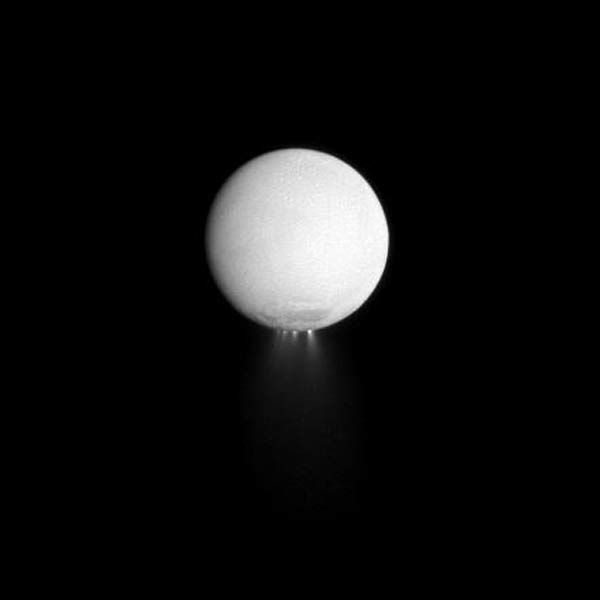 Encélado, uma das luas de Saturno, com seus geiseres.