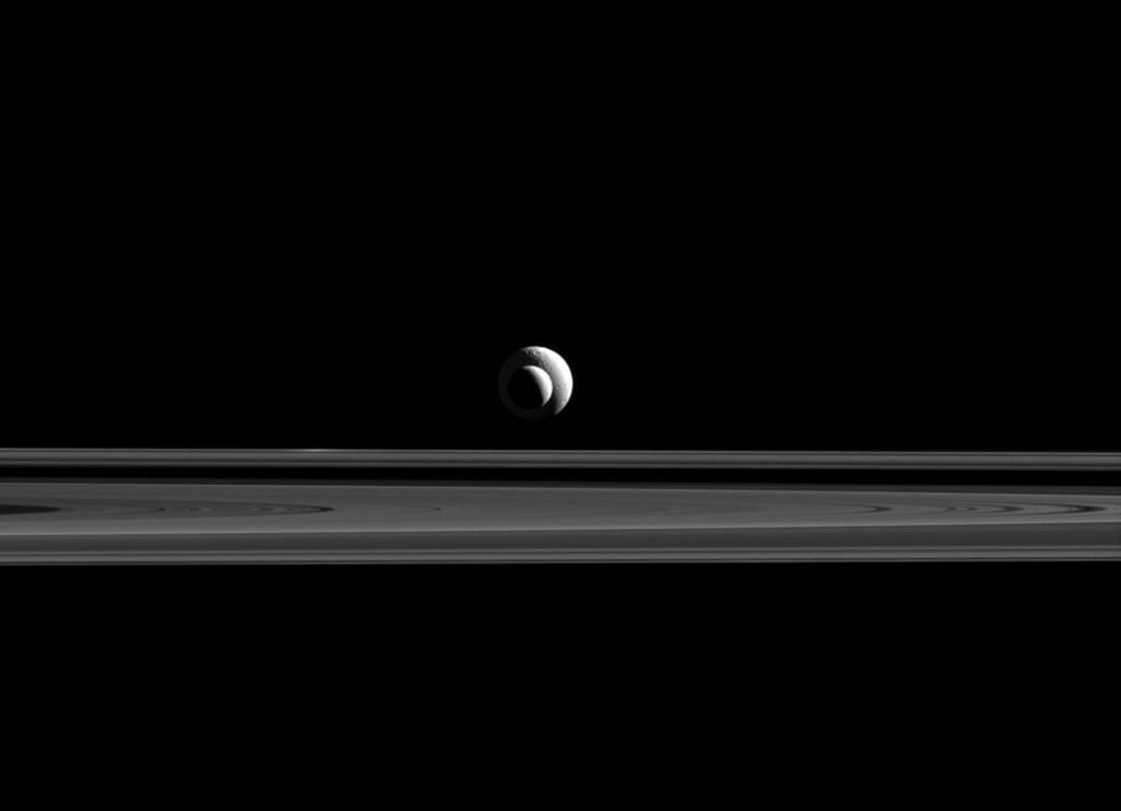 Tétis (no fundo) e Encélado (na frente) ficaram alinhadas para a câmera da sonda Cassini. (NASA/JPL-Caltech/SSI)