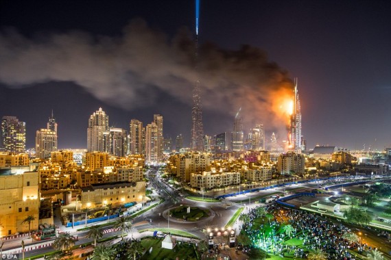 Outra vista do incêndio em Dubai