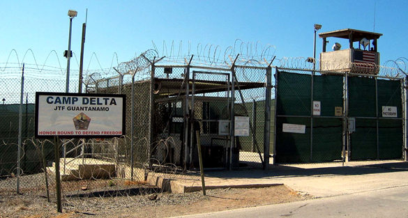 Portão de entrada da base de Guantanamo.