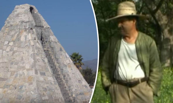 Mandado por alienígena, fazendeiro mexicano constrói pirâmide