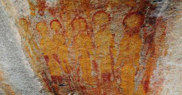 Alienígenas e suas naves pintados em caverna na Índia?