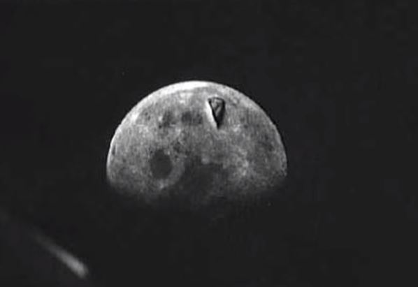 Foto tirada por astronautas da missão Apolo 8. Defeito no filme, ou algo mais misterioso?
