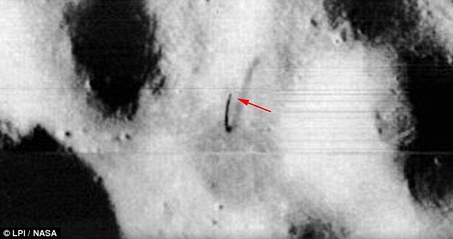 ampliacao-de-foto-da-nasa-mostrando-antena-na-lua