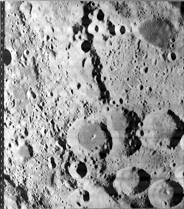 Foto original tirada pela Sonda Orbital Luna da NASA.