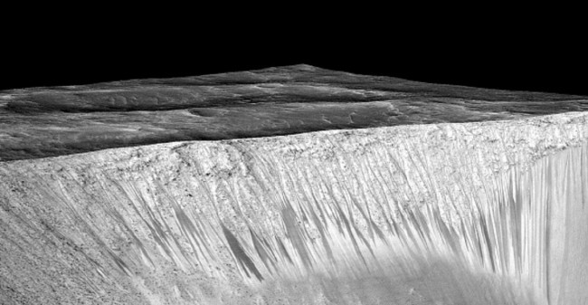 Listas escuras nos declives da Cratera Garni são provavelmente formados pelo fluxo de água na superfície de Marte (Foto: NASA/JPL-Caltech/Univ. do Arizona via Getty Images)