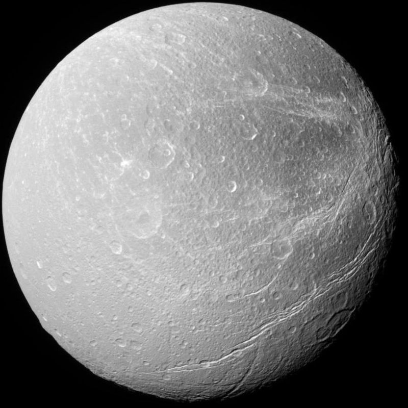 Foto da lua Dione, tirada pela sonda Cassini da NASA 