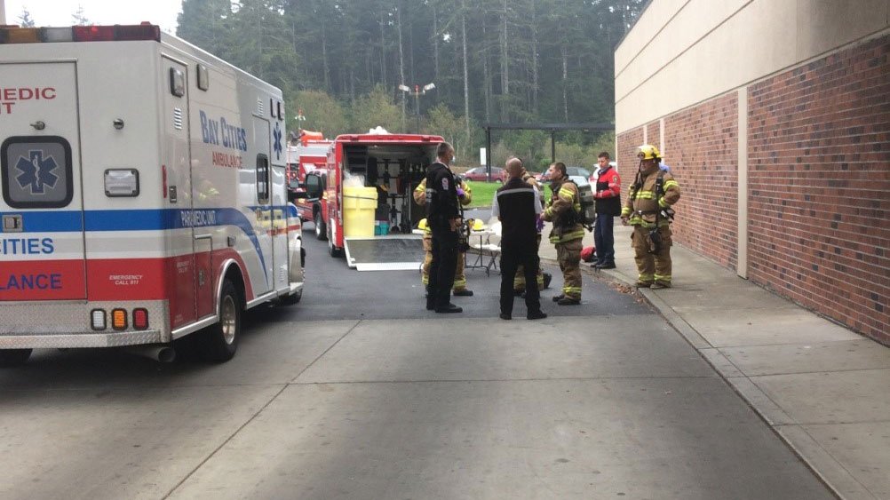 Equipe de emergência do Condado de Coos chega ao hospital.
