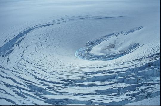 As erupções vulcânicas abaixo do gelo podem criar formações na superfície chamadas de 'caldeirões de gelo', tais como esta que formou a 'tampa' de gelo de Vatnajökull, na Islândia.  Os pesquisadores sugerem que a depressão em Marte poderia ser um calderião de gelo. Crédito: Oddur Sigurðsson/Icelandic Meteorological Office