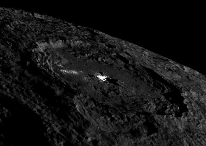 Cratera Occator, em Ceres.