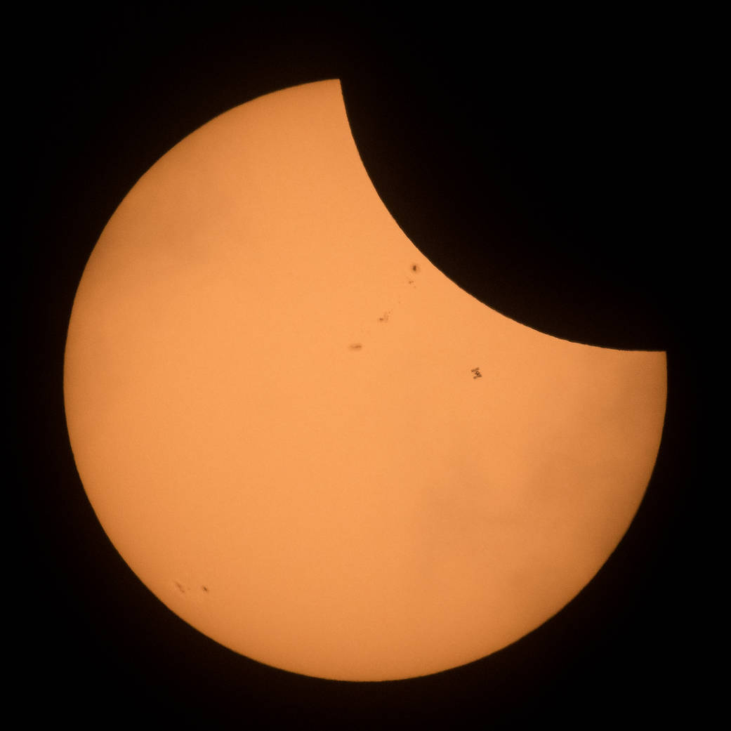 Estação Espacial Internacional aparece em foto do eclipse