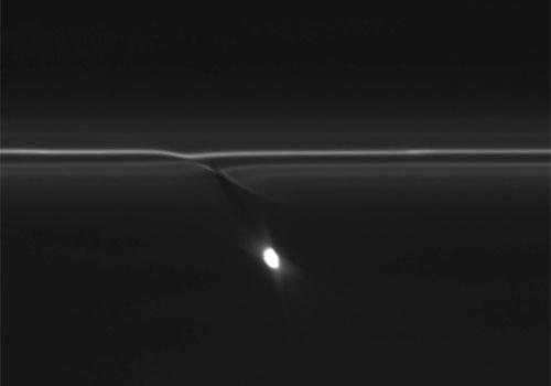Cassini fotografa algo misterioso