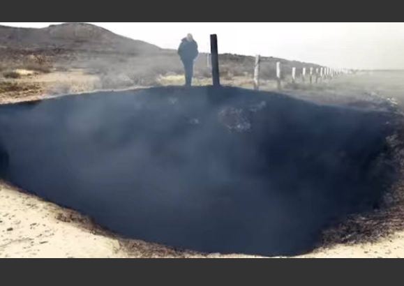 Misteriosa cratera em chamas aparece ao lado de rodovia no México