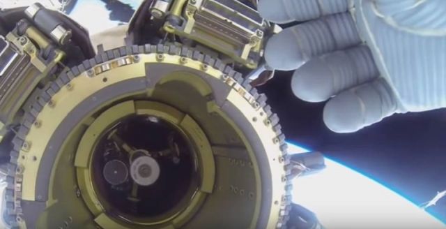 Astronauta da ISS tenta bloquear visão de OVNI