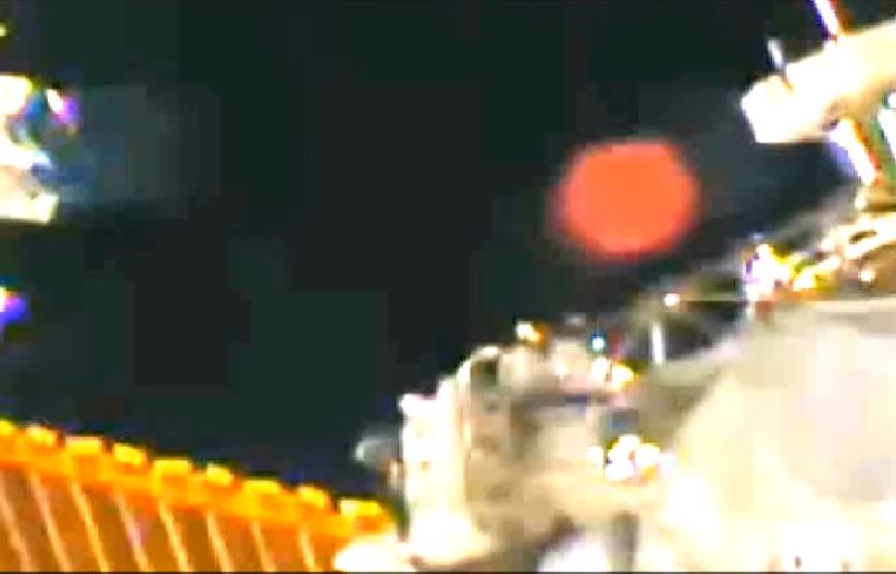 Globo vermelho em filmagem da Estacão Espacial Internacional