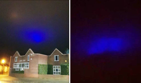 Misteriosas luzes azuis são vistas se deslocando no céu