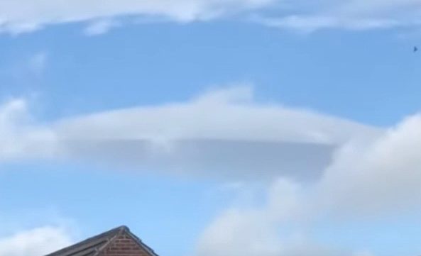 alienígenas utilizando nuvens como camuflagem para suas naves