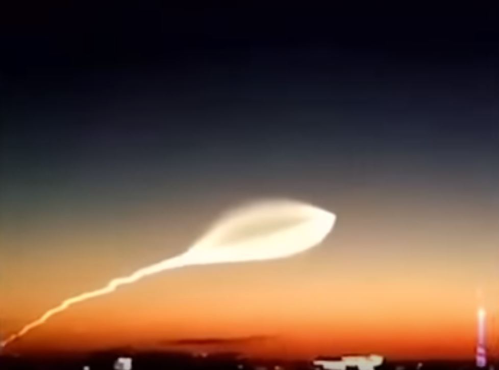 Russos lançam enorme foguete sobre cidade da copa