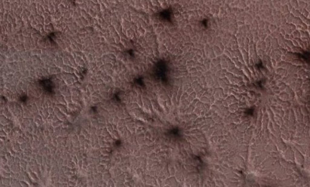 estruturas em forma de aranhas em Marte