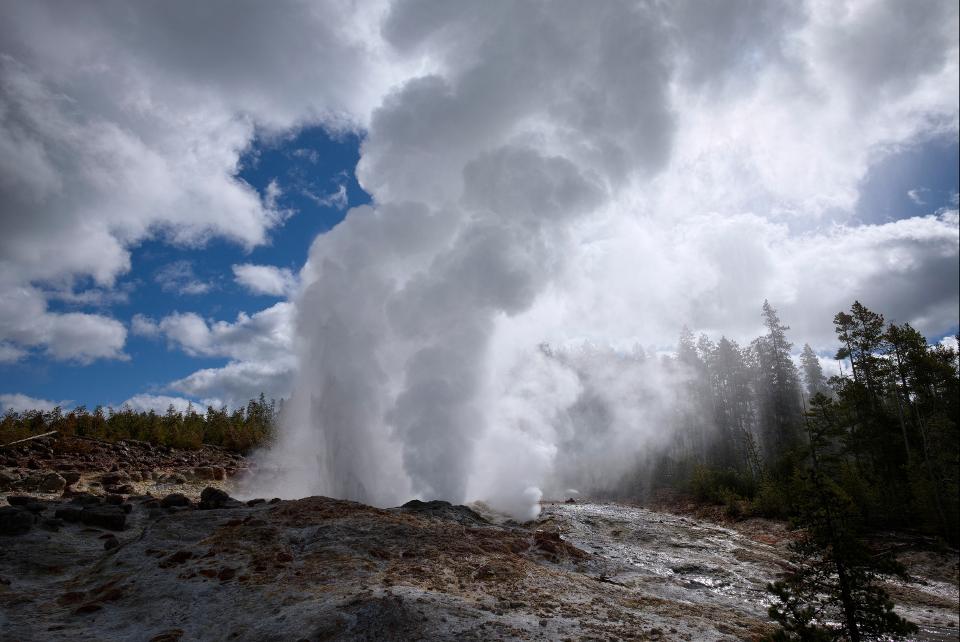 Gêiser no Parque Yellowstone entre em erupção novamente