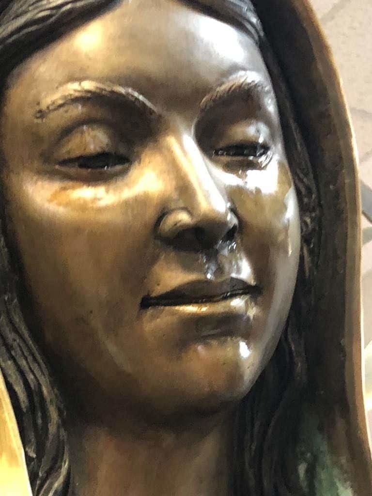 Estátua da Virgem Maria chora nos Estados Unidos