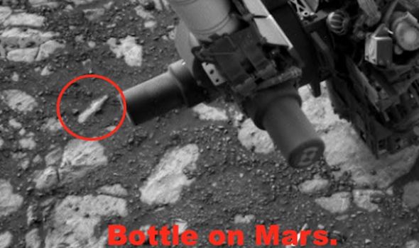 Foto da NASA mostra garrafa enterrada no solo de Marte