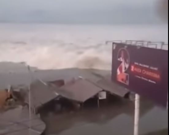 Tsunami chega à costa da Indonésia.