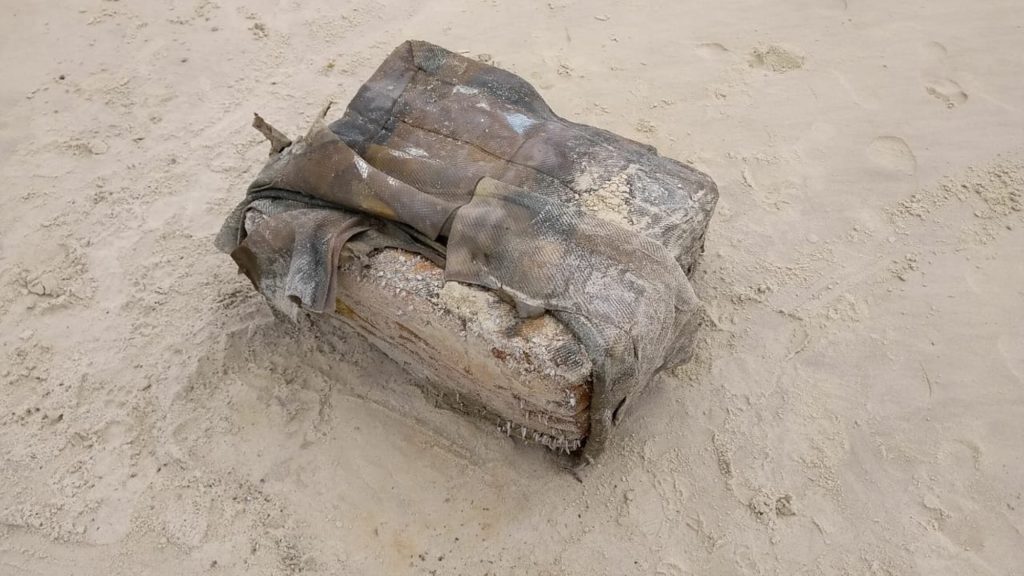 Misteriosos pacotes são encontrados em praias do Alagoas