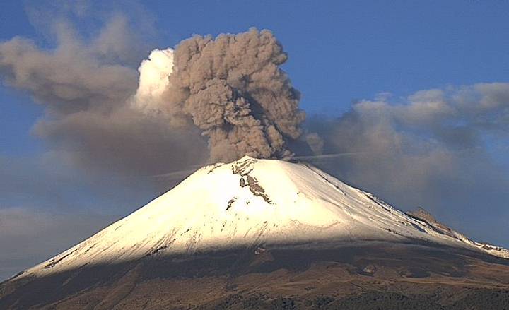 Vulcão Popocatépetl no México entra em erupção