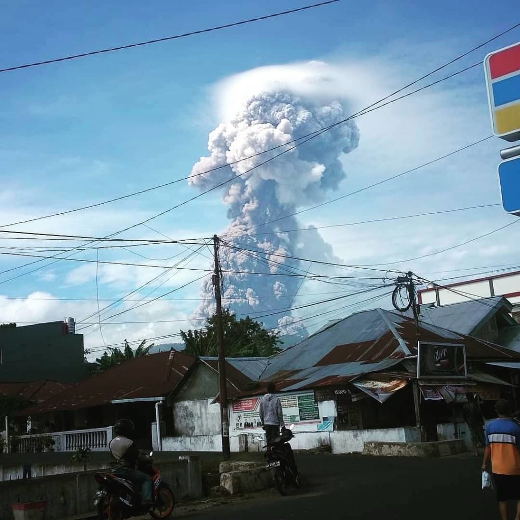 Após terremoto e tsunami mortais, vulcão entre em erupção na Indonésia