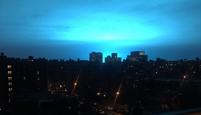 Explicação oficial da luz azul que inundou o céu de Nova Iorque é contestada
