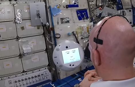 Robô da Estação Espacial acusa astronauta de ser malvado