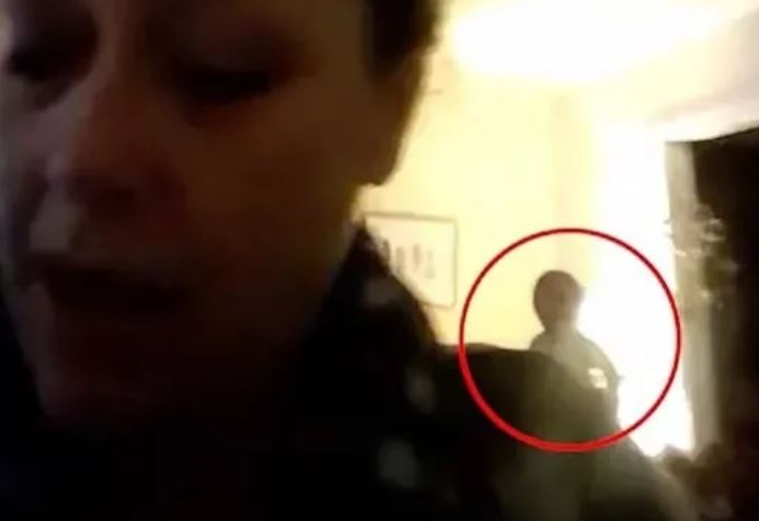 Entidade estranha aparece atrás de mulher em chat de vídeo