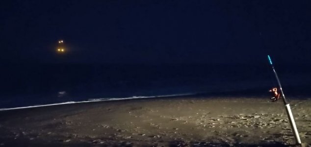 Luzes estranhas são filmadas sobre o mar